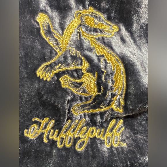 Pottery Barn Harry Potter Hufflepuff Gray Velvet Robe PB Teen - Picture 2 of 6